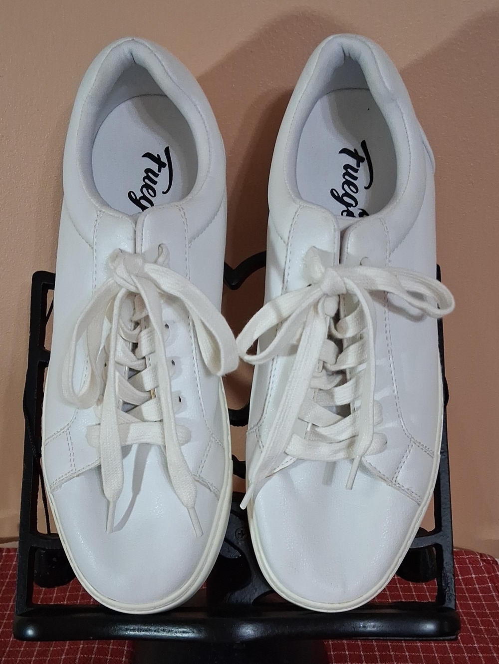 FUEGO White Women's Low-Top Lace-Up Dance Sneakers. Ex. Cond. Size 9M-10W.